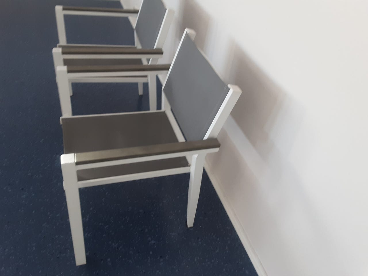 Kaksi tuolia yhteishinta