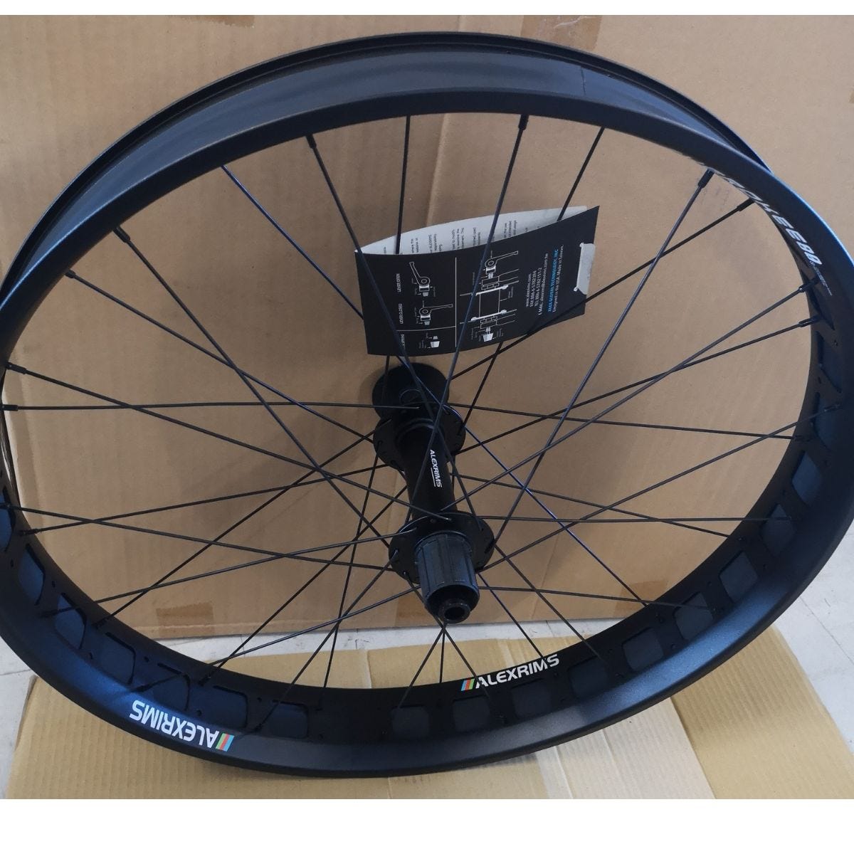 Takapyörä ALEX Cherokee 80 26″ FAT. 80-559. 12×197. alumiini. mus