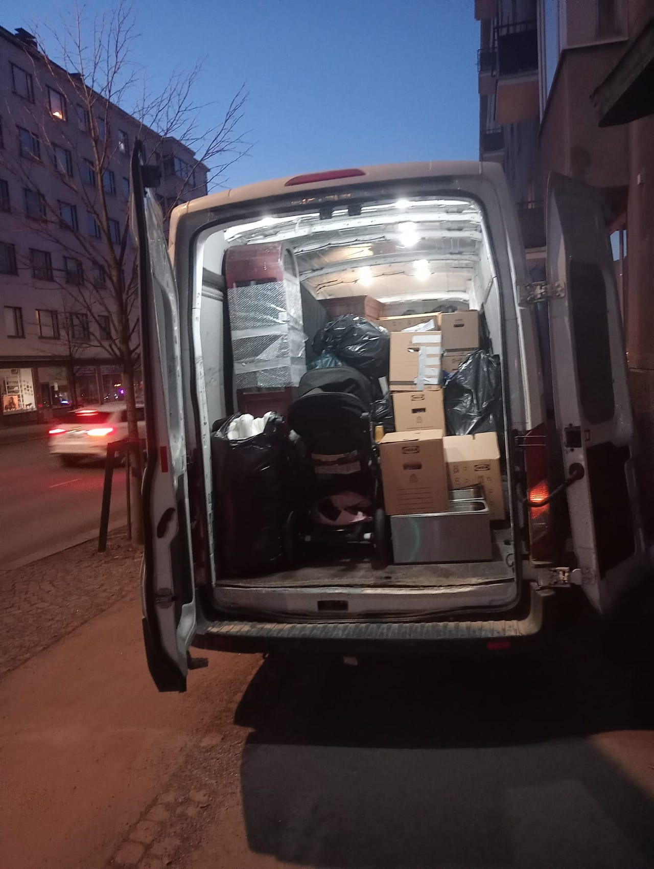Iso pakettiauto/kuljetukset ja muutto apuna