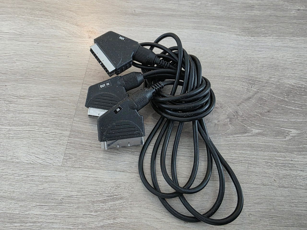 Kolmipäinen SCART kaapeli