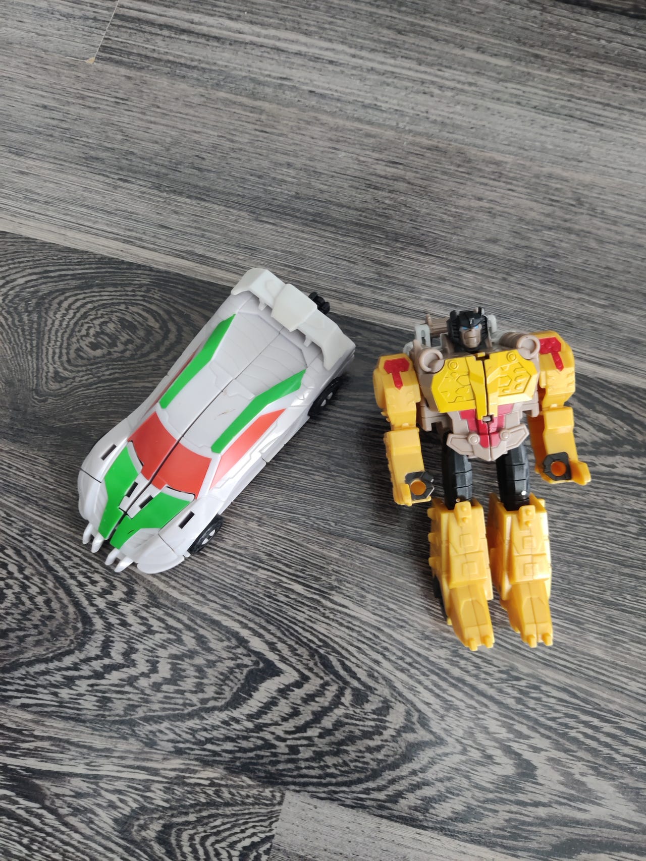 Transformers muuntuvat robottilelut