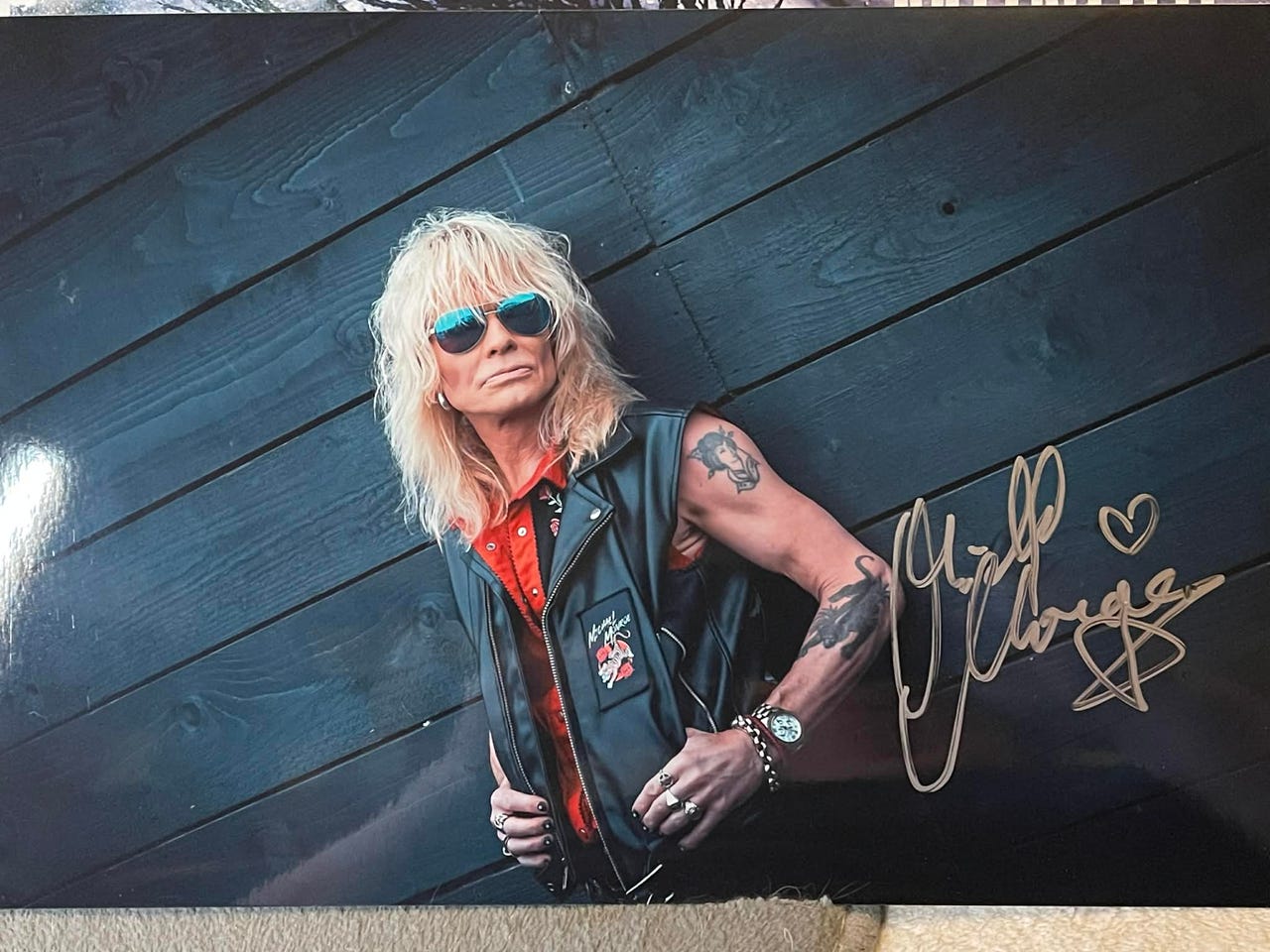 Michael Monroe kuvasuurennos nimikirjoituksella