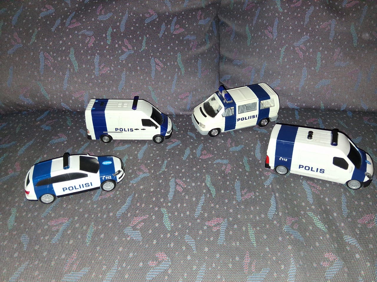 4 poliisi autoja