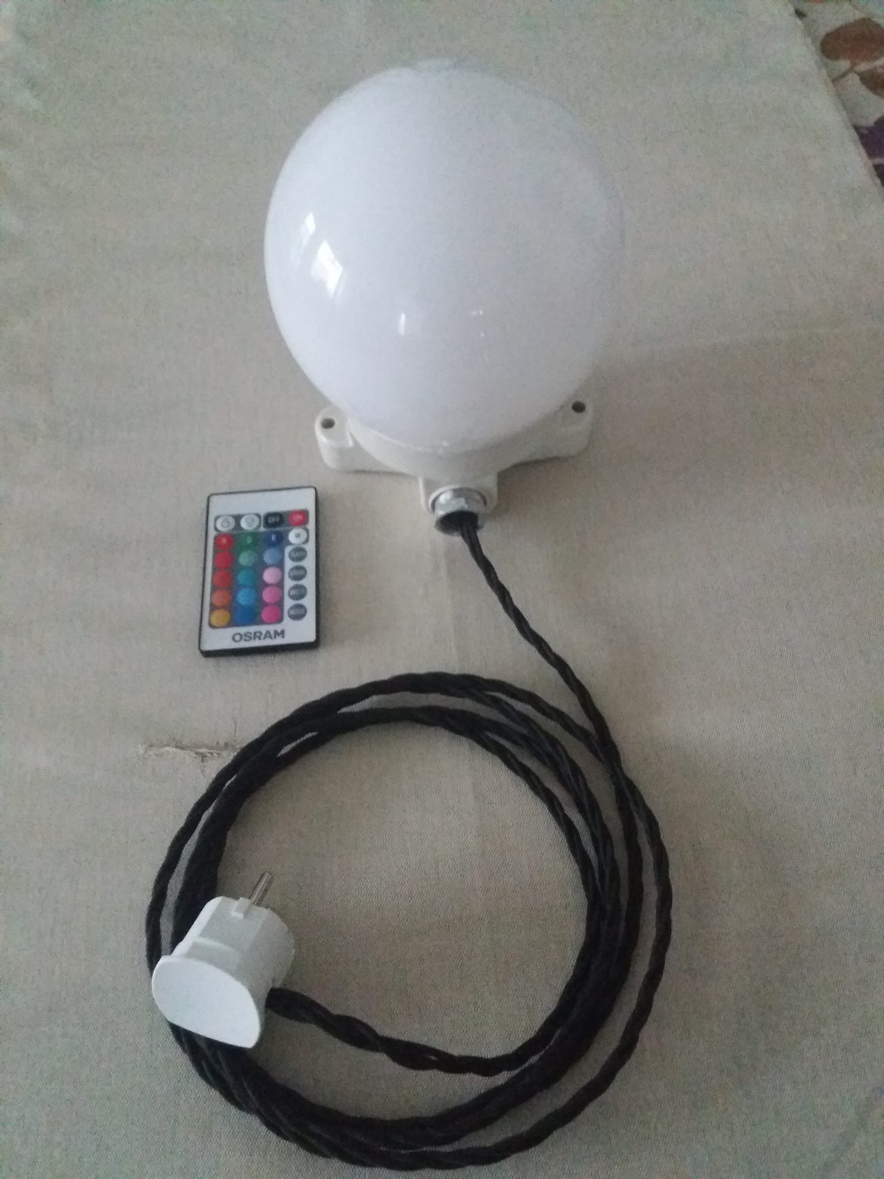 RGB-pallolamppu kaukosäätimellä