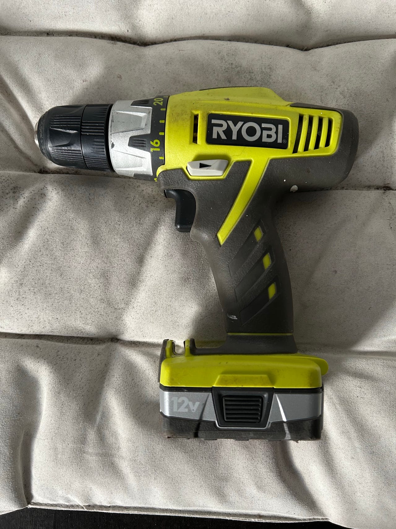 Ryobi 12V akkuruuvinväännin vihreä musta