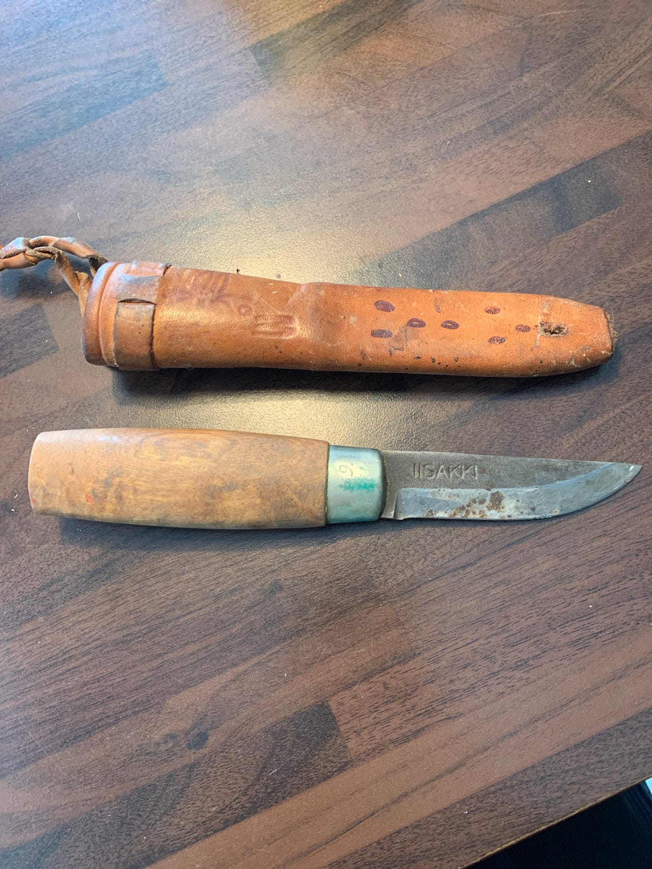 Iisakki Puukko nahkatuppi puukko puukahvalla