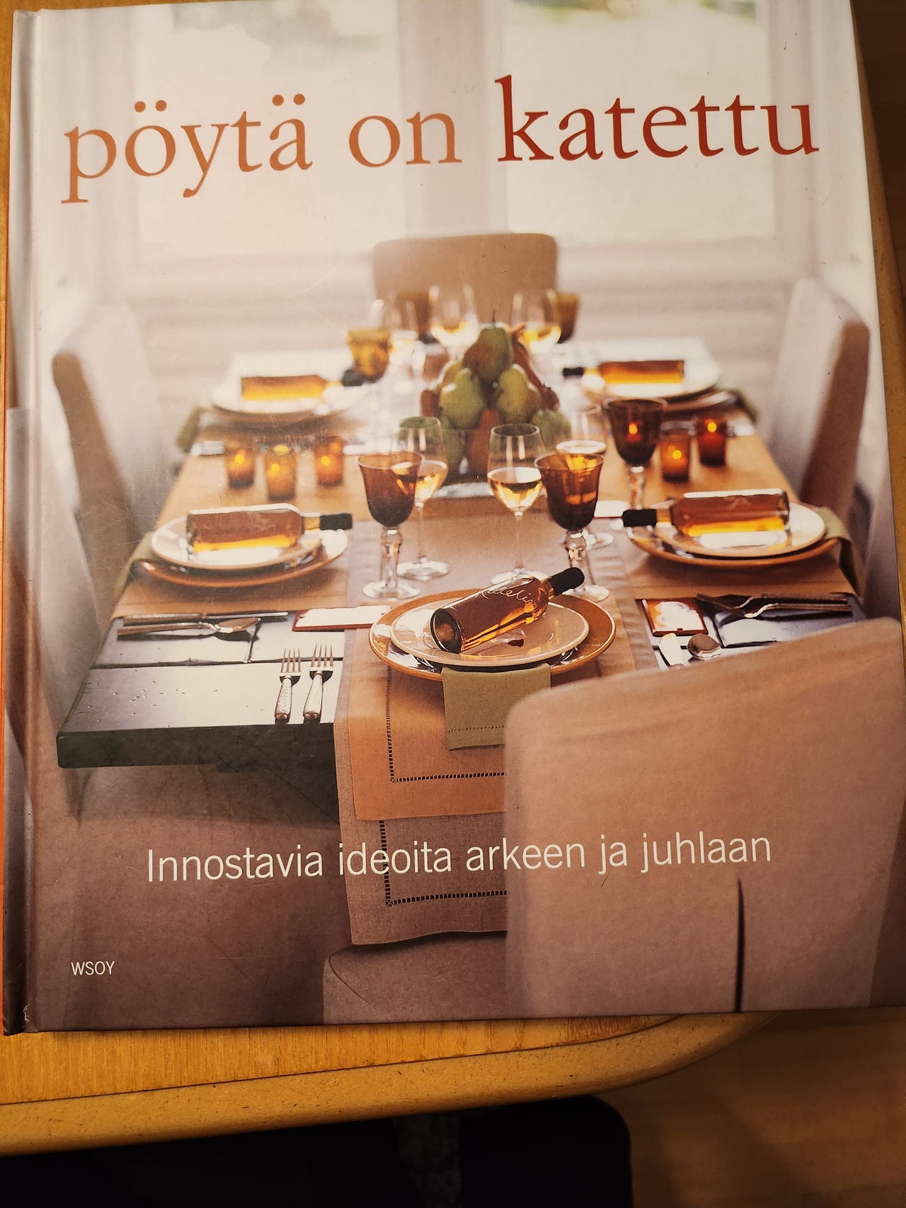 Pöytä on katettu -kirja kattauksista ja sisustuksesta