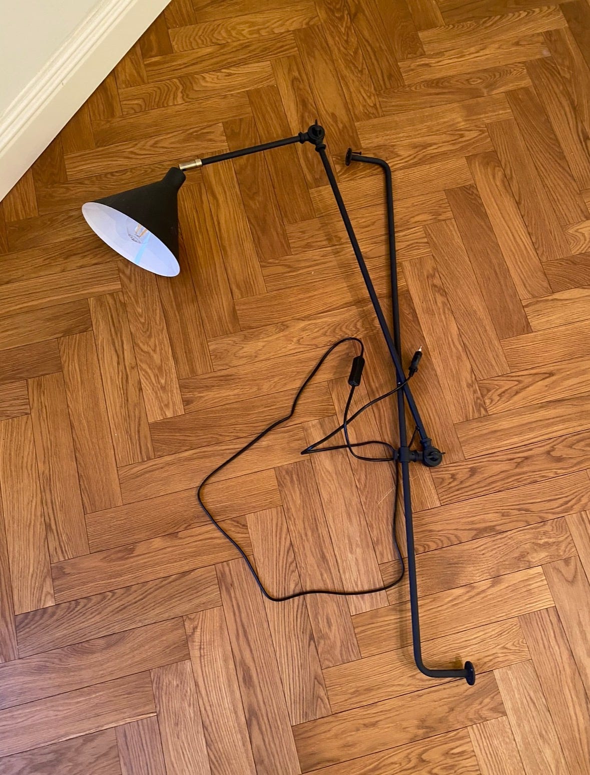 Jordan iso säädettävä seinävalaisin musta ovh 150€