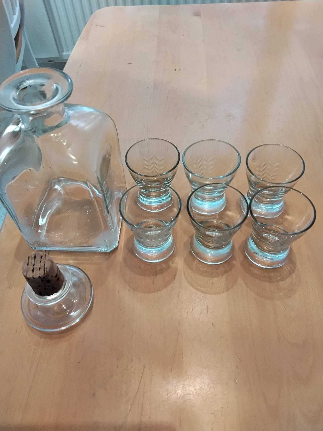 lasinen karahvi ja snapsilasit