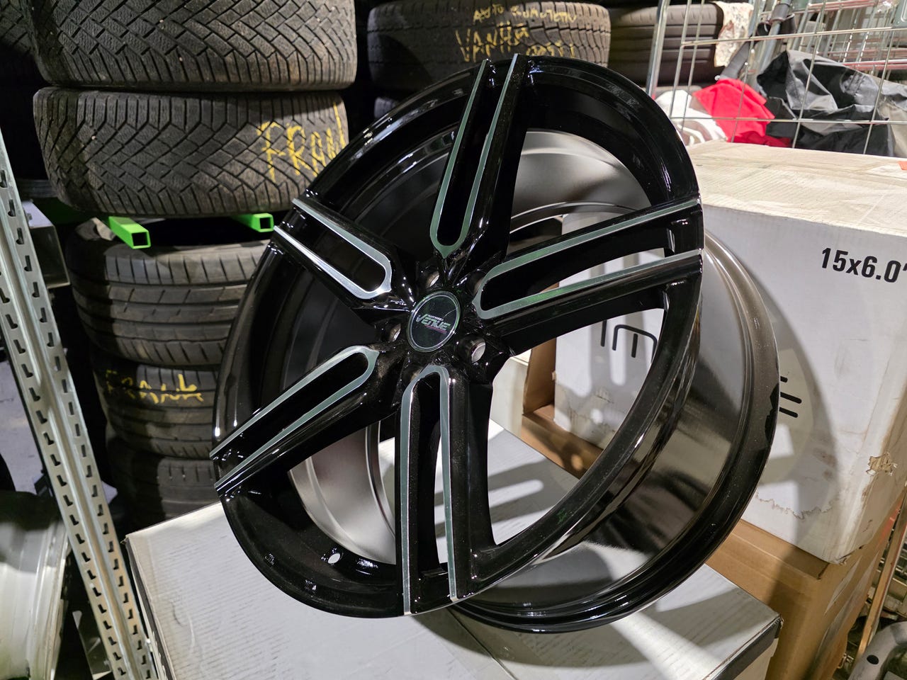Vannesarja Venue Meta Black Polished 19, sopivuus esim. Tesla Mo
