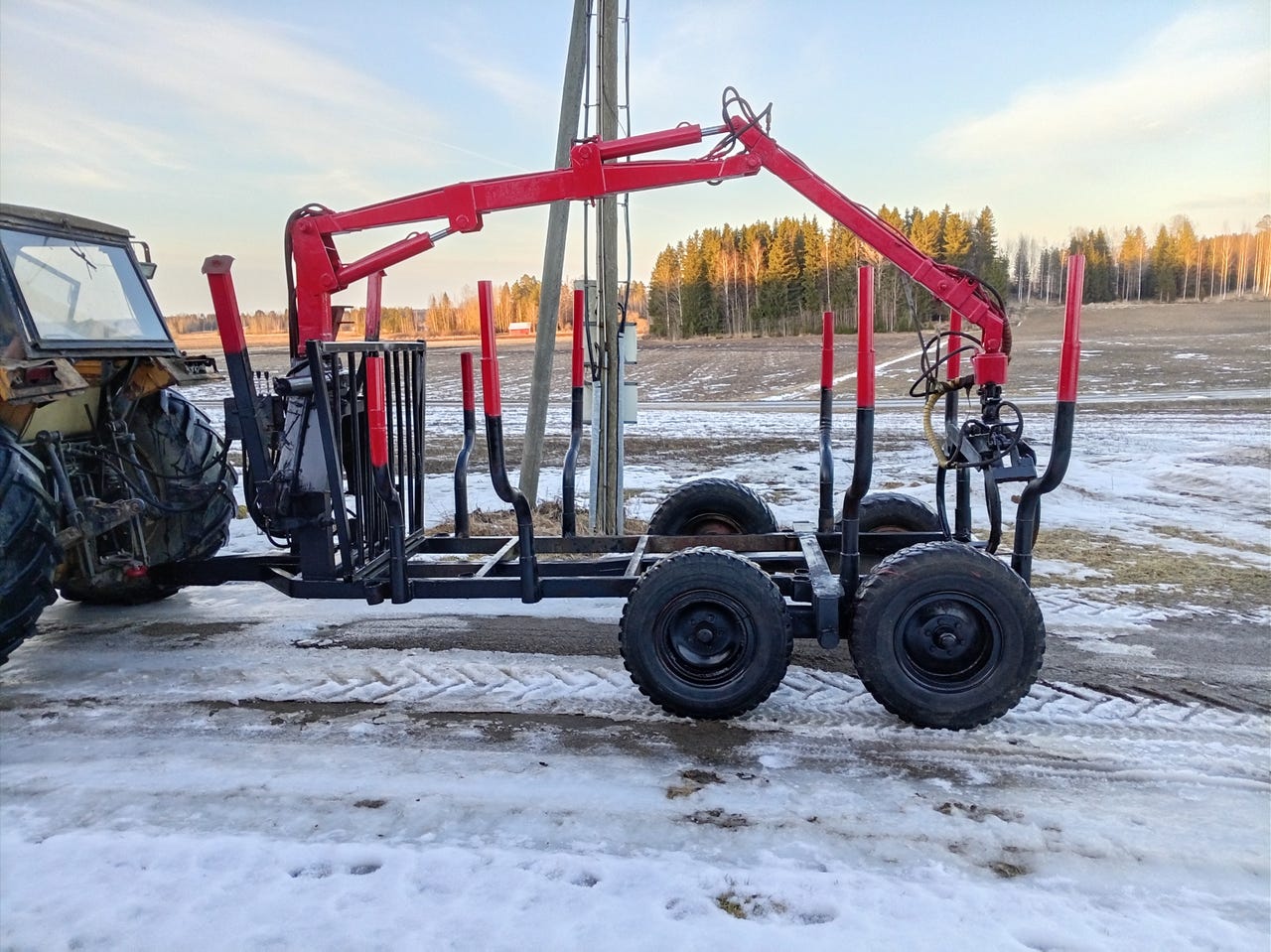 Hakki 2400A metsäkuormaaja + telikärry