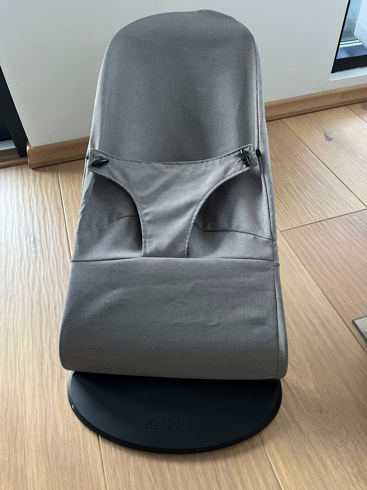 BabyBjörn sitteri ja kaksi Joikun päällistä