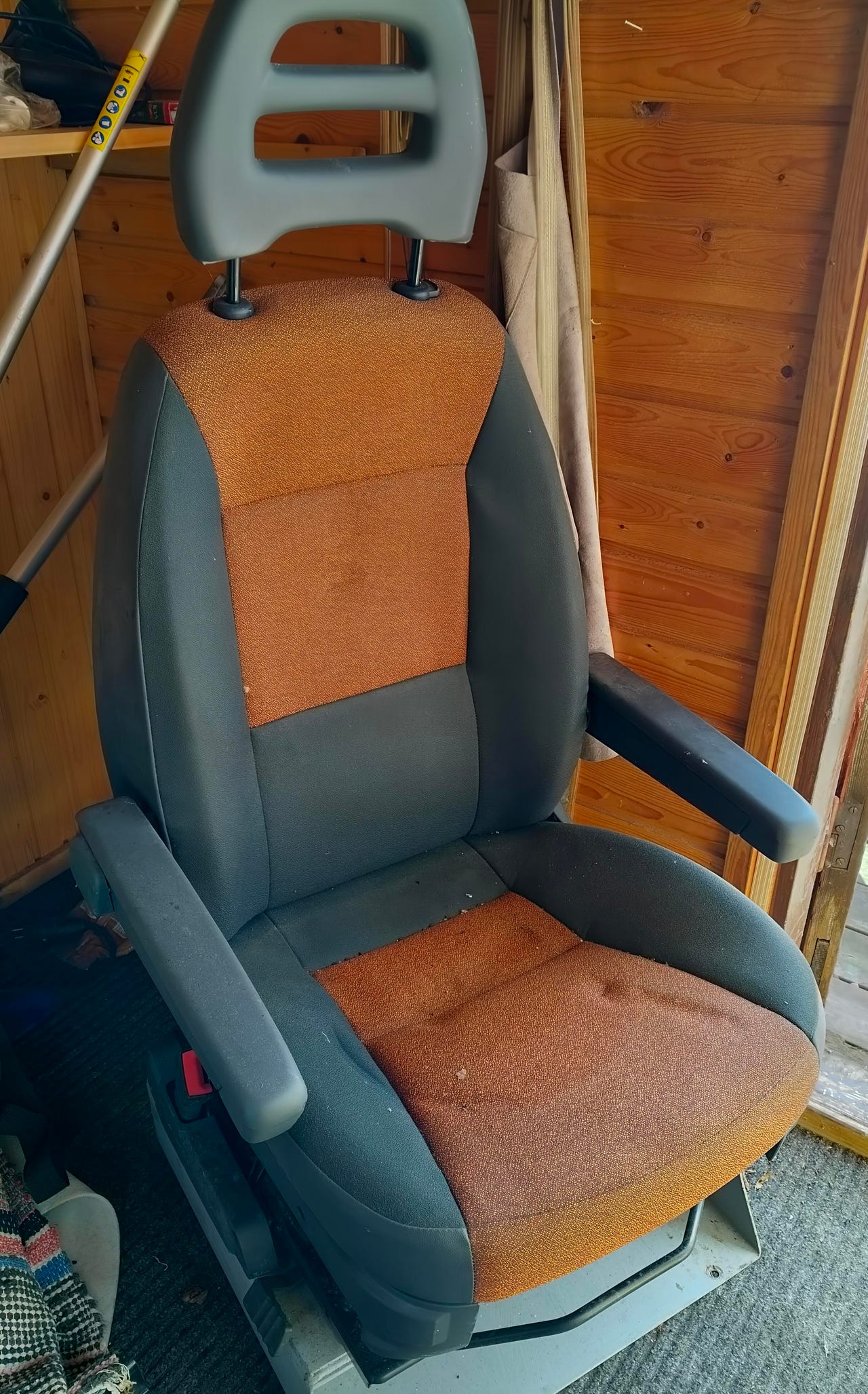 Auton istuin käsinojilla