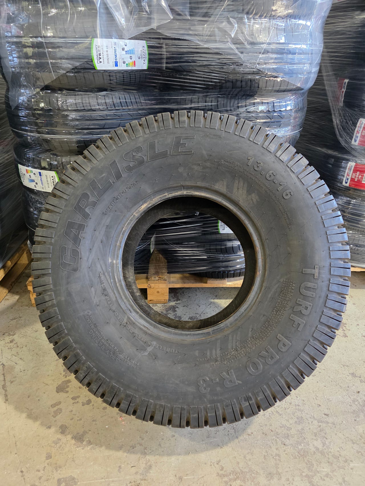 Carlisle Turf Pro R-3 käytetty rengas 13.6-16