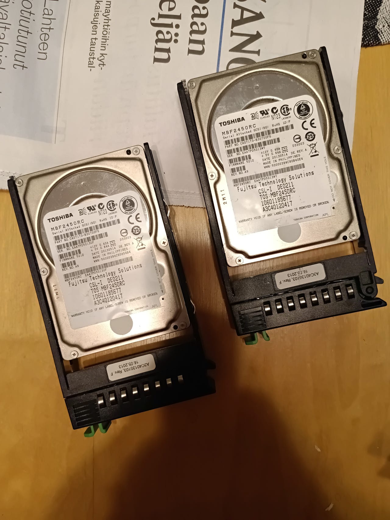 Toshiba 2kpl 450GB kiintolevyt
Fujitsu SAS palvelimeen