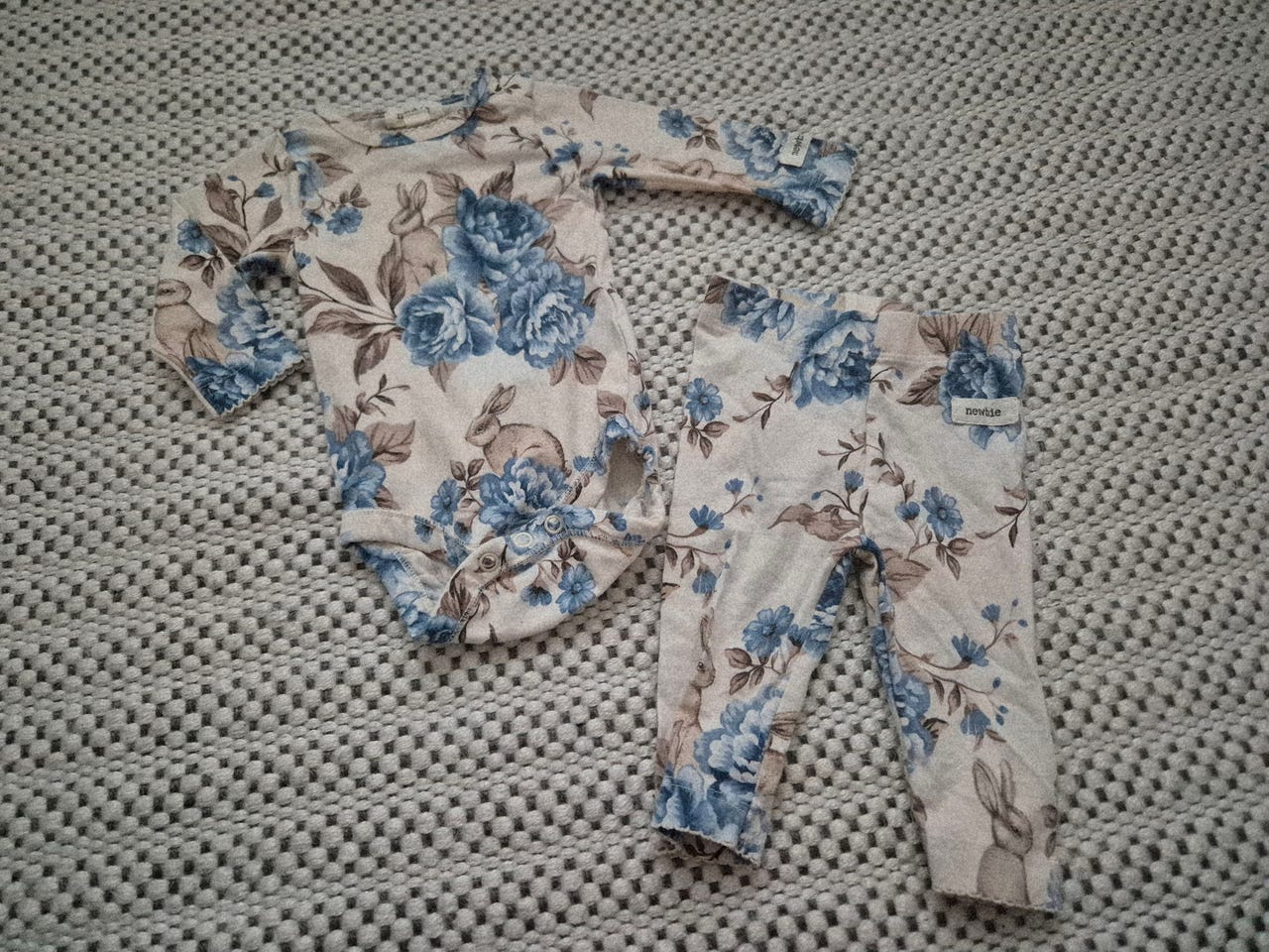 Newbie body ja housut koko 56