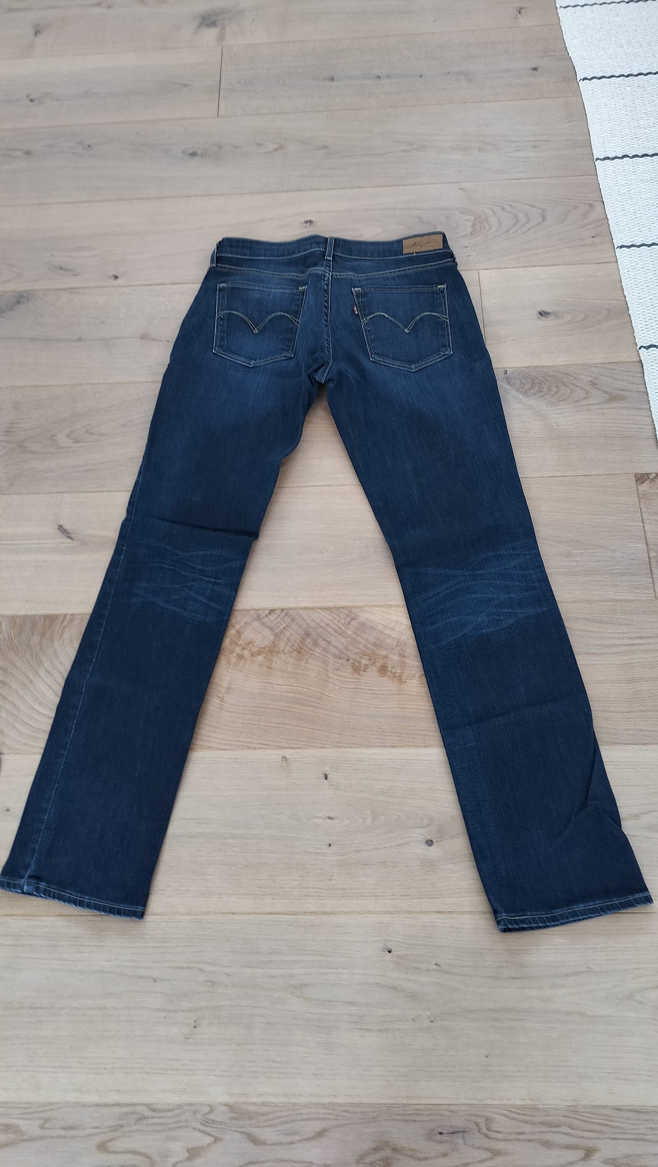 Levis curve straight leg