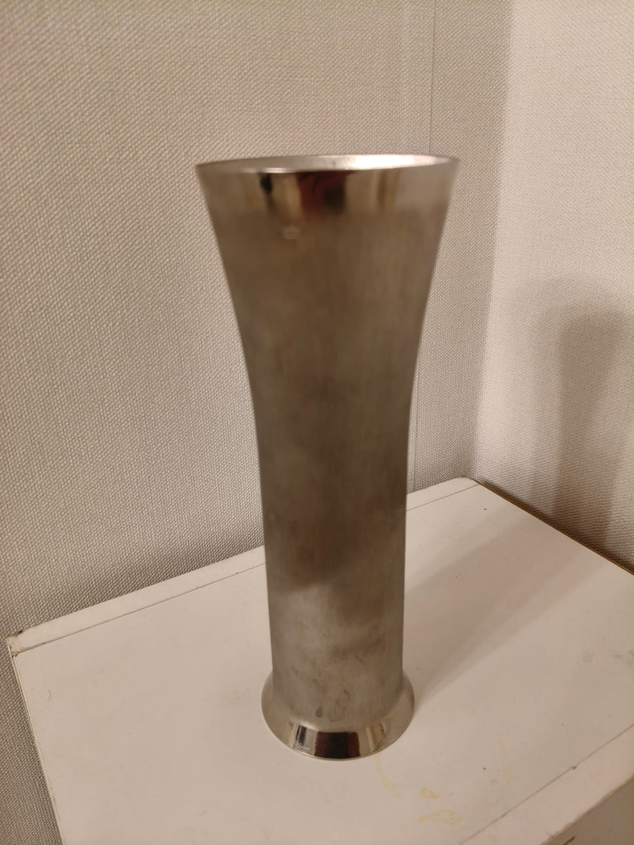 Metallinen maljakko hopeanvärinen.