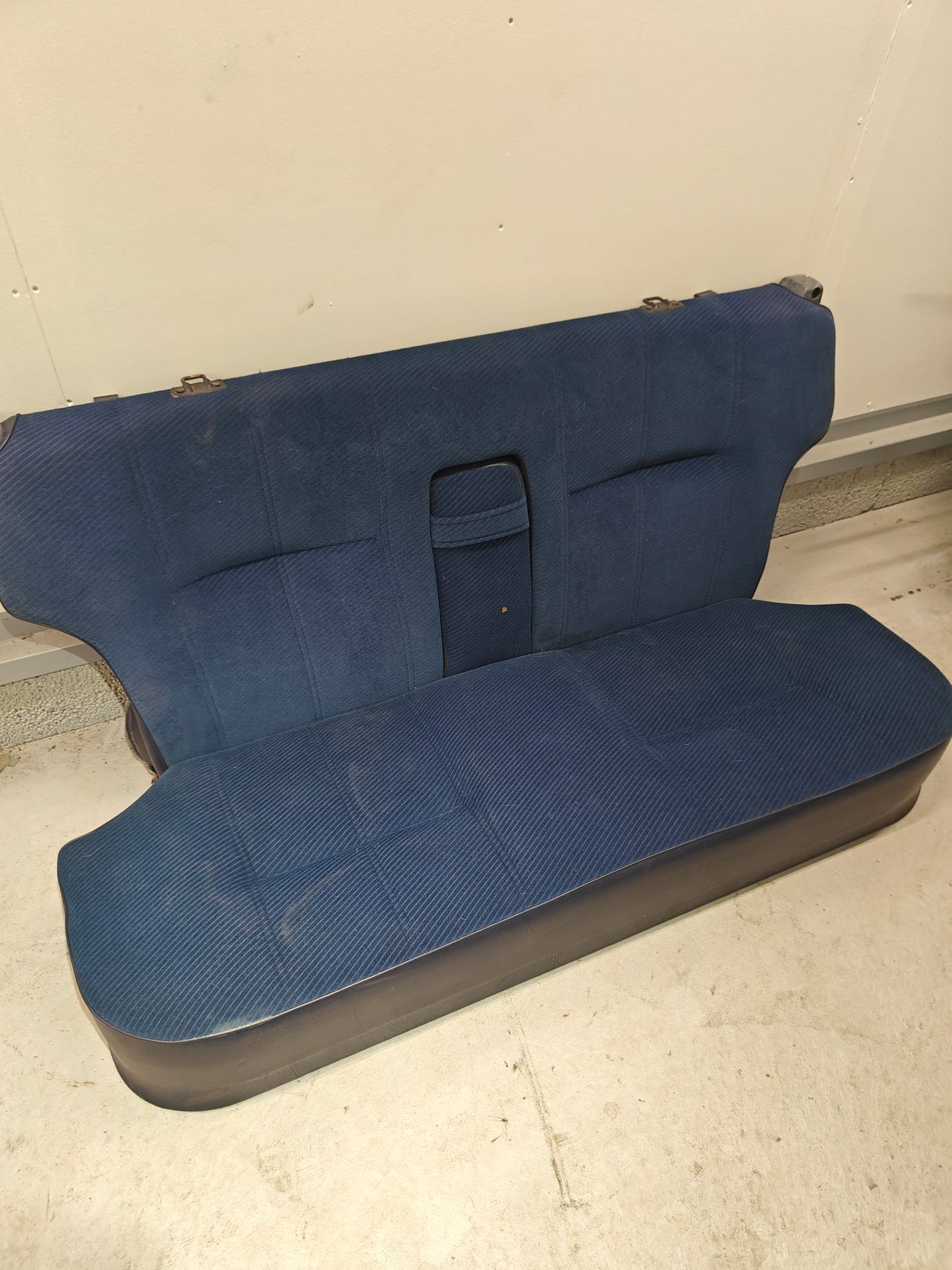 Volvo 240 Kartanon sininen takapenkki