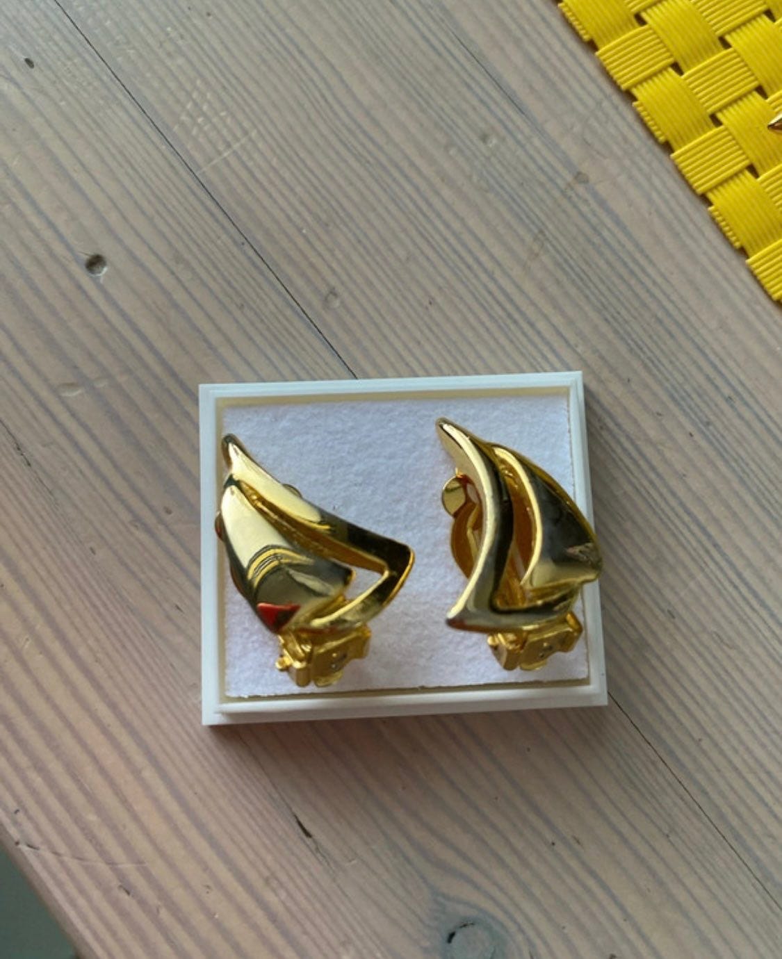 Kullanväriset purjevene klipsikorvikset vintage! Vähän kulumaa, m