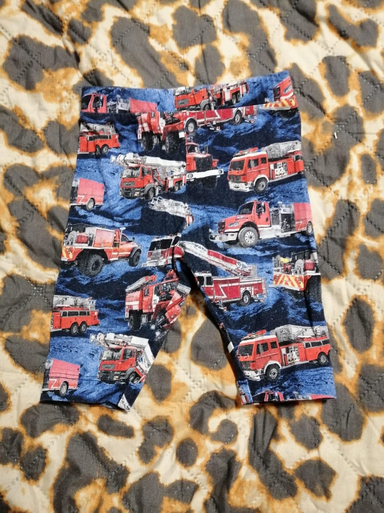 Lasten kuviolliset shortsit paloautoaiheella koko 56 unisex