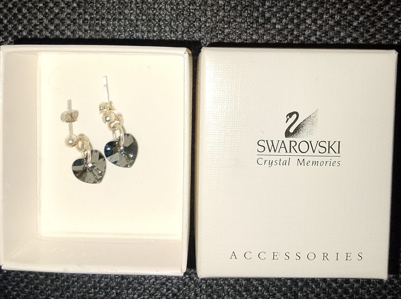 Swarovski kristalli korvakorut, musta