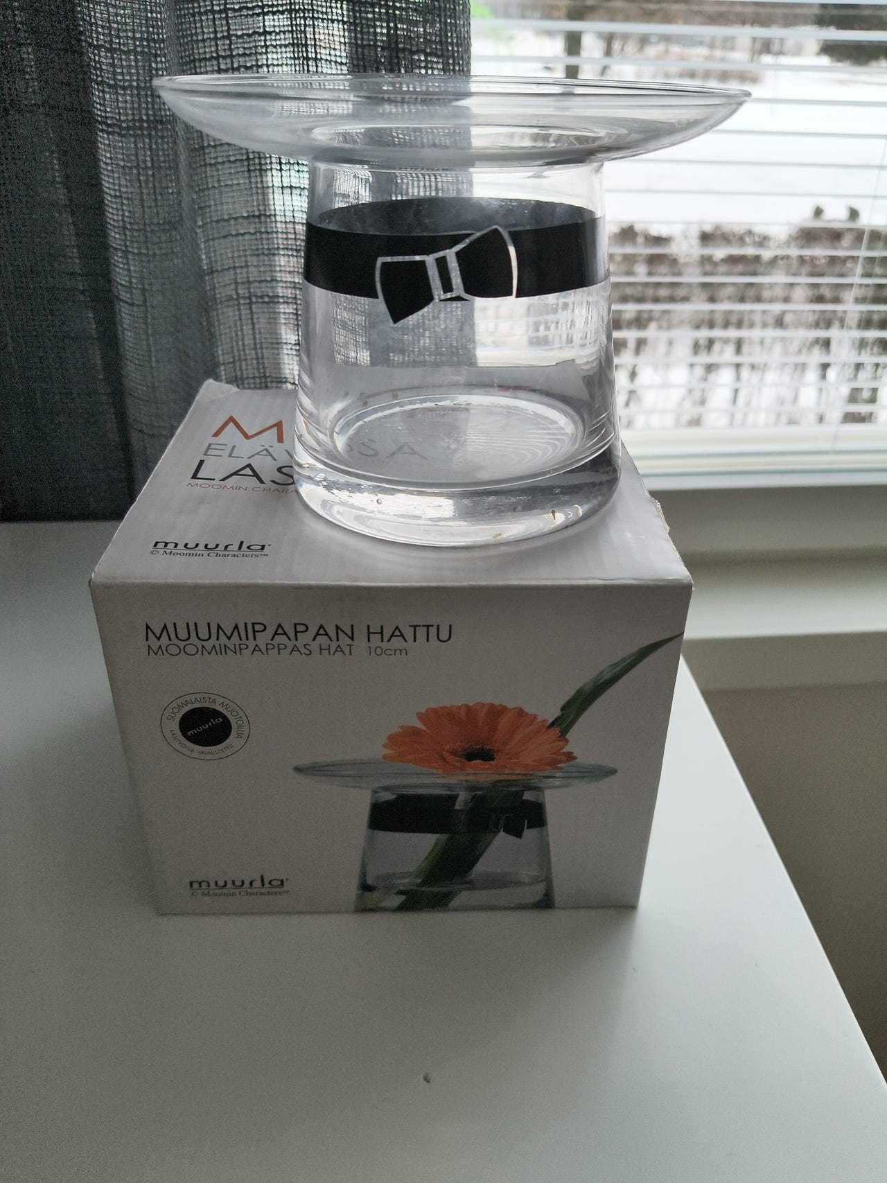 I Muumipapan hattu lasinen kukka-asetin 10 cm kirkas