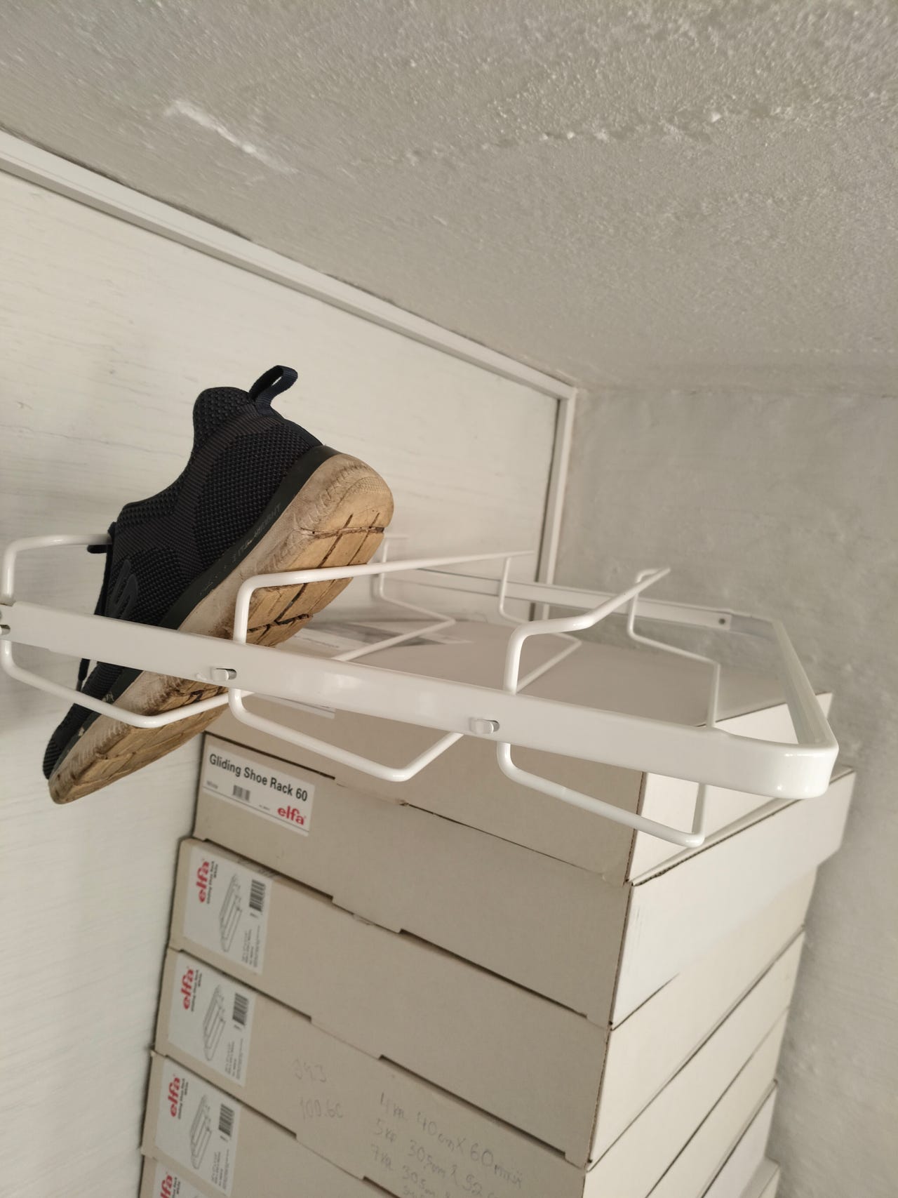 Elfa kenkä telineitä 45 ja 60 cm leveitä.