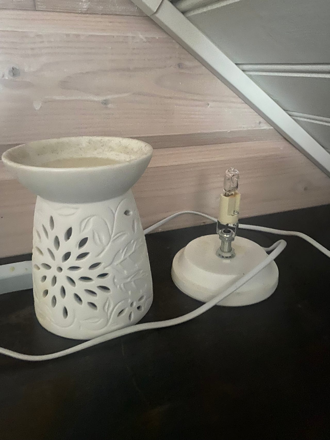 Sähköllä toimiva tuoksuvaha lamppu.