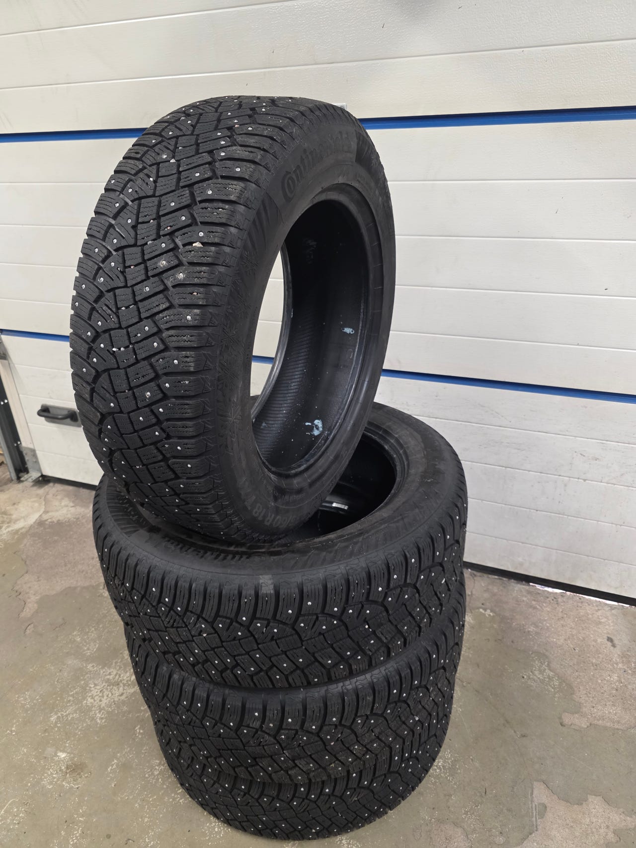 235/60R18 Continental Icecontact 2 nastarenkaat