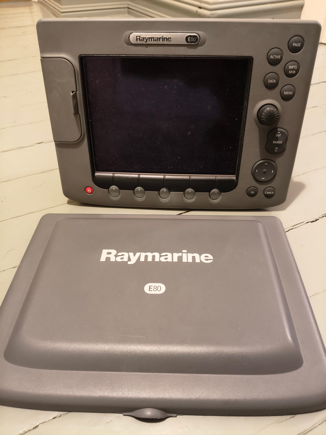 Raymarine e80 plotteri