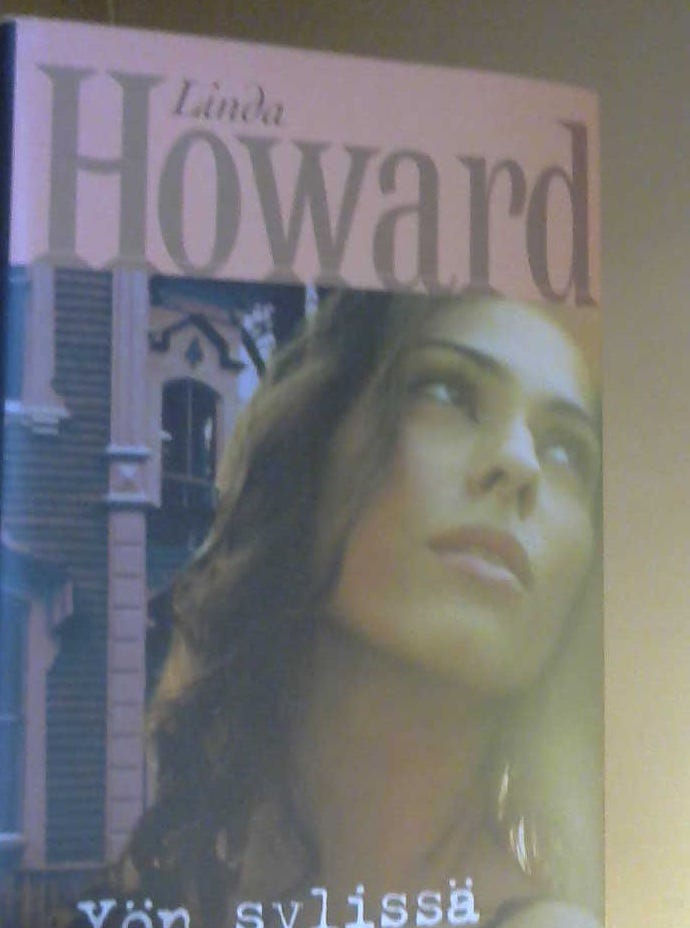 Linda Howard: Yön sylissä (WSOY, kovakantinen, 2008)