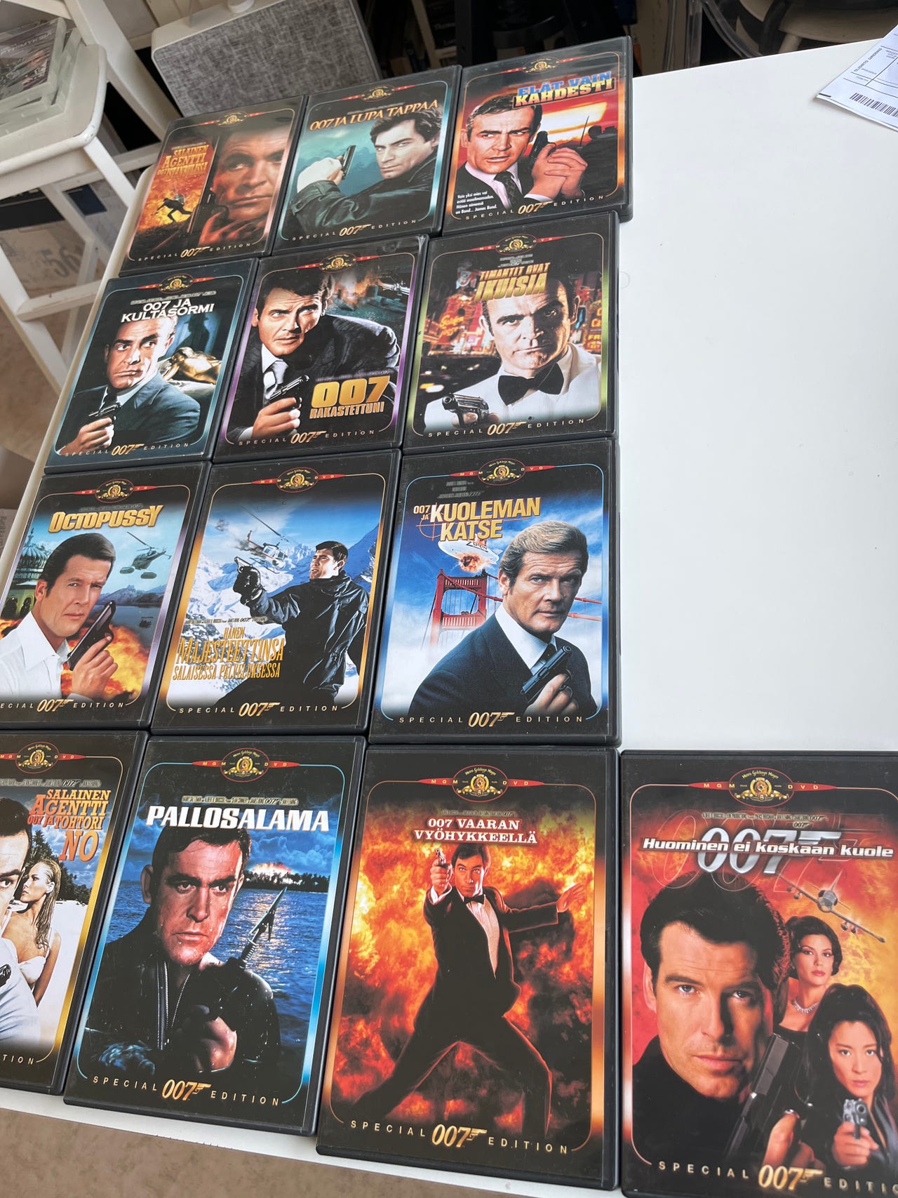 James Bond x 13 kpl. Voidaan postittaa.