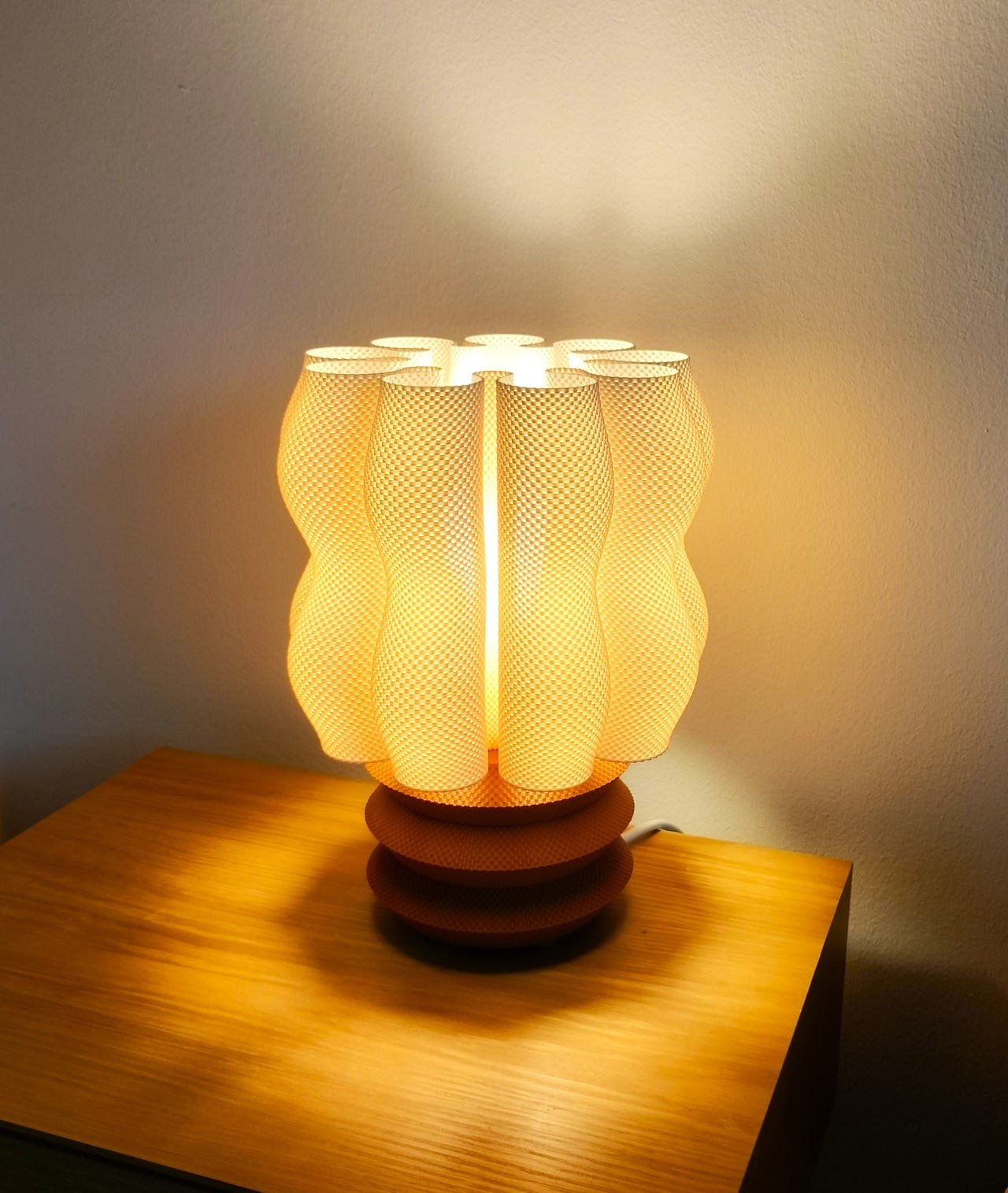 Design-pöytälamppu, moderni sisustusvalaisin. 3D-tulostettu