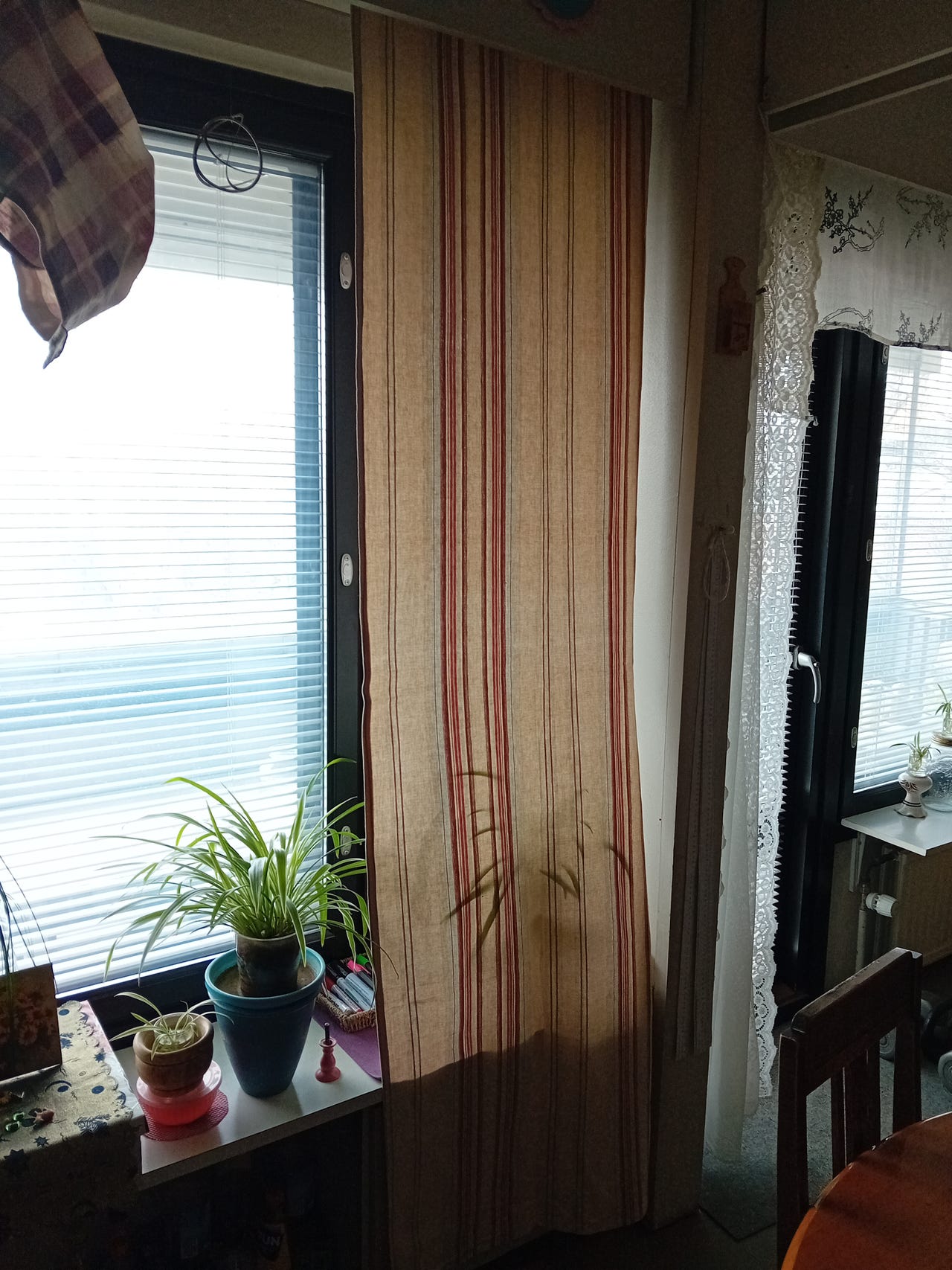 Sivuverho raidallinen beige sinipunaruskea