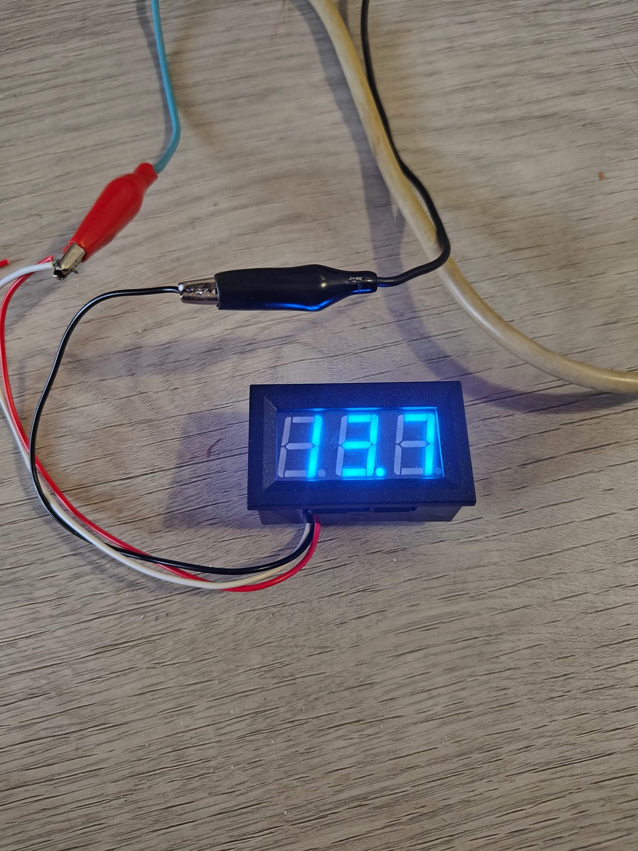 Jännitenäytöt 12V