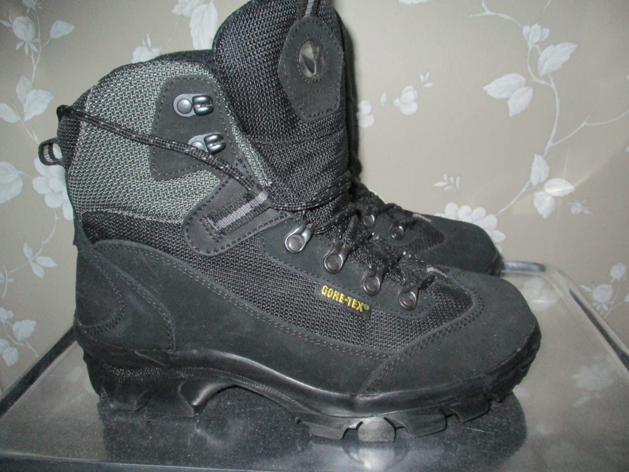 Uudet mustat Viking goretex nilkkurit 38