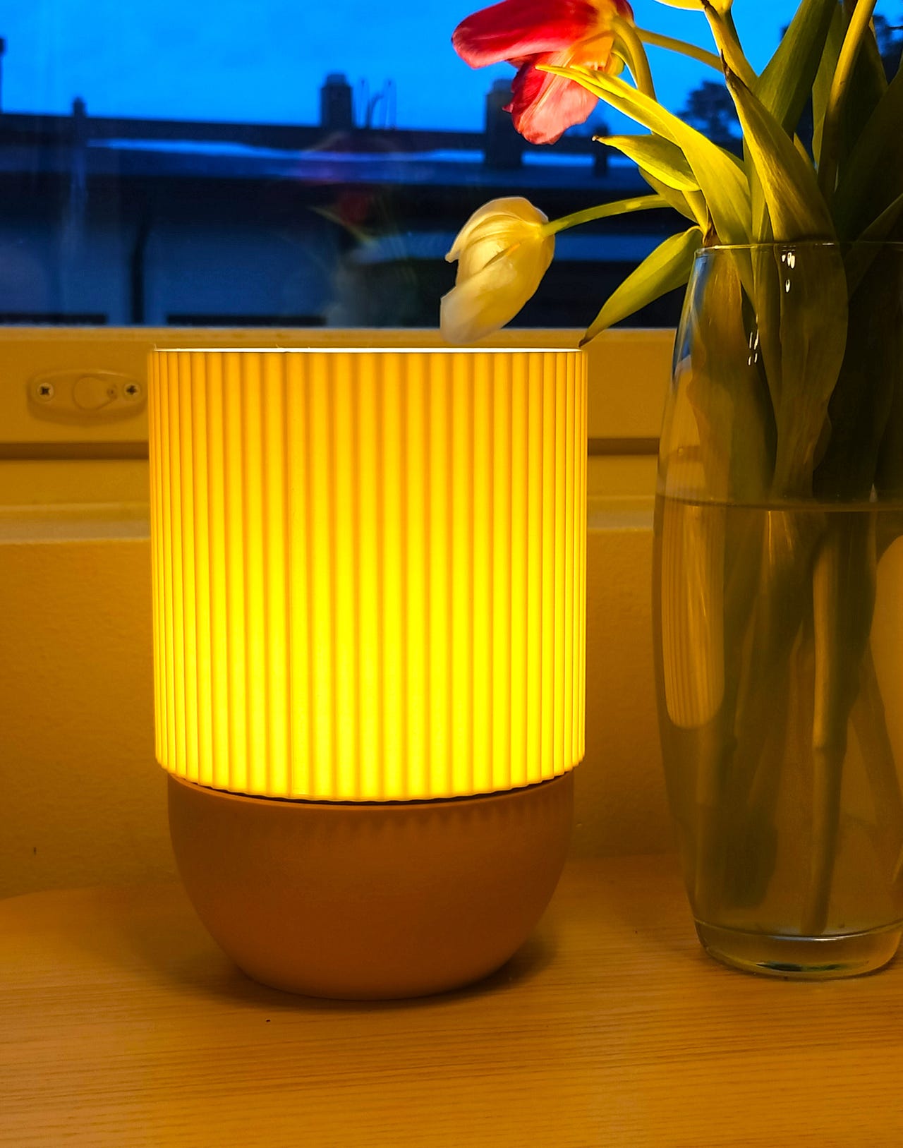UUSI - Minimalistinen design-pöytälamppu. 3D-tulostettu sisustusv
