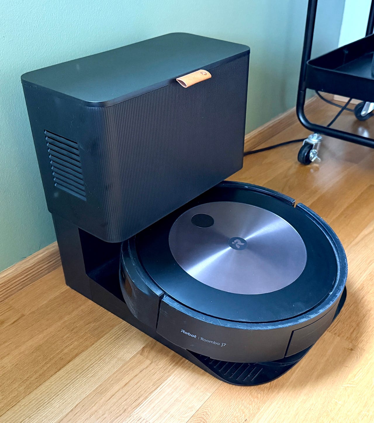 iRobot Roomba j7+ robotti‑imuri tyhjennysasemalla ja runsaasti ta