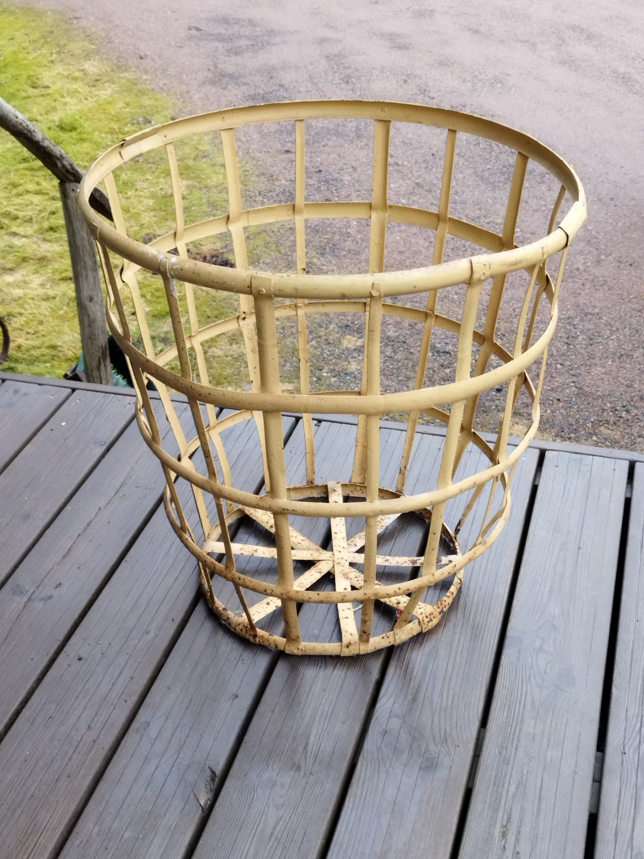 Vanha metallinen iso kori