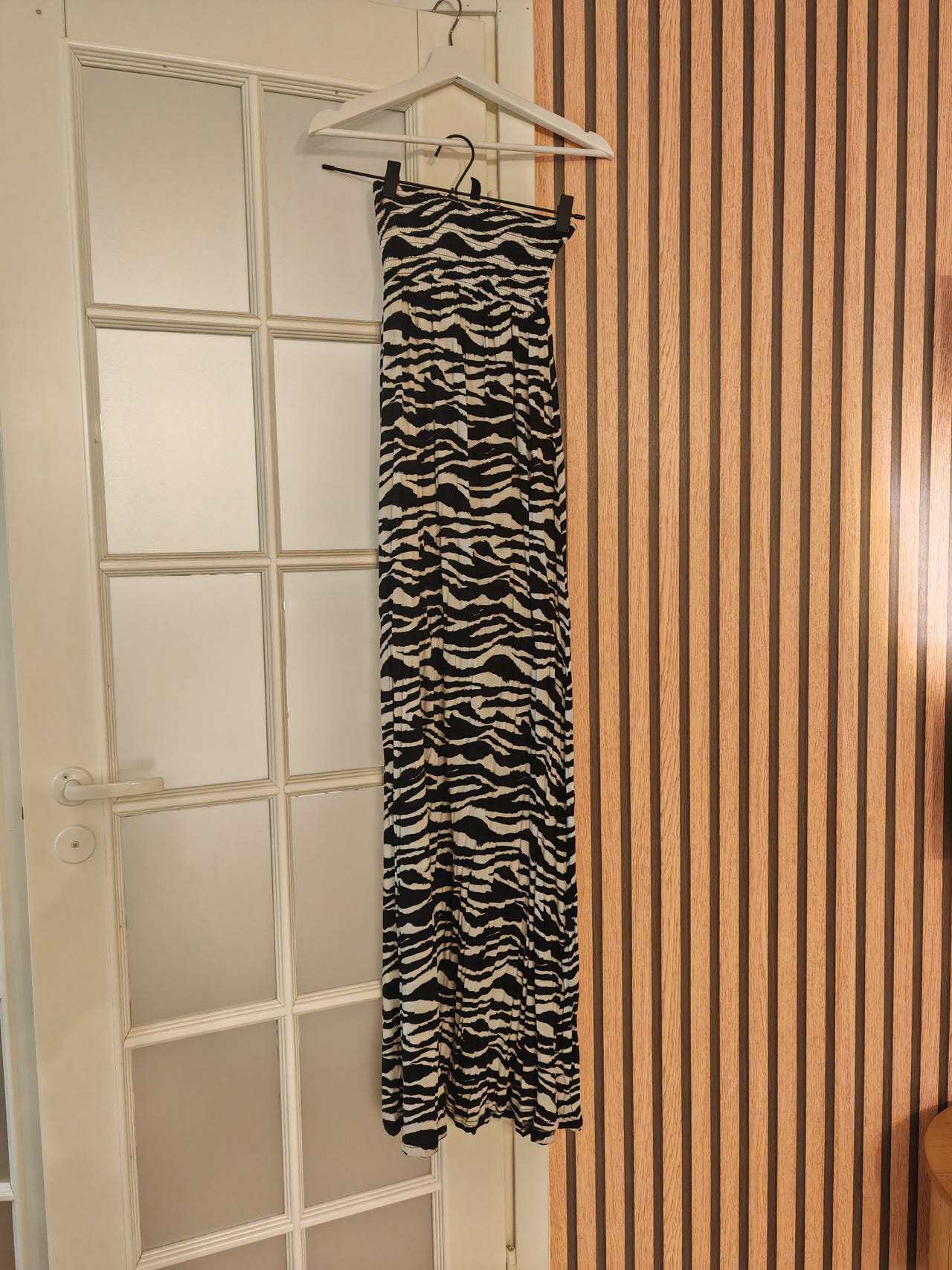 Naisten musta valkoinen olkaimeton mekko kesään