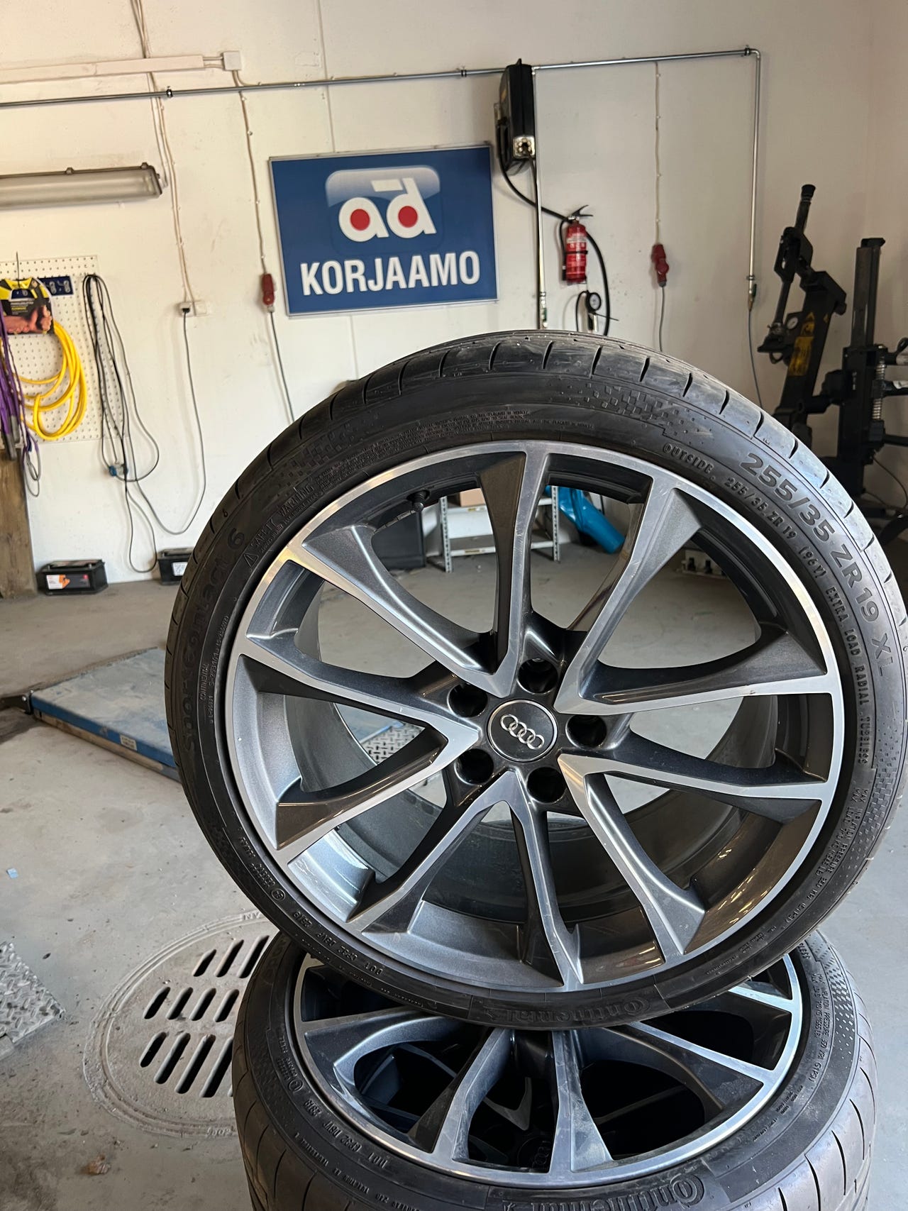 Audi A4 A6 Alumiinivannesarja 255/35 19 kesärenkailla vm 2020