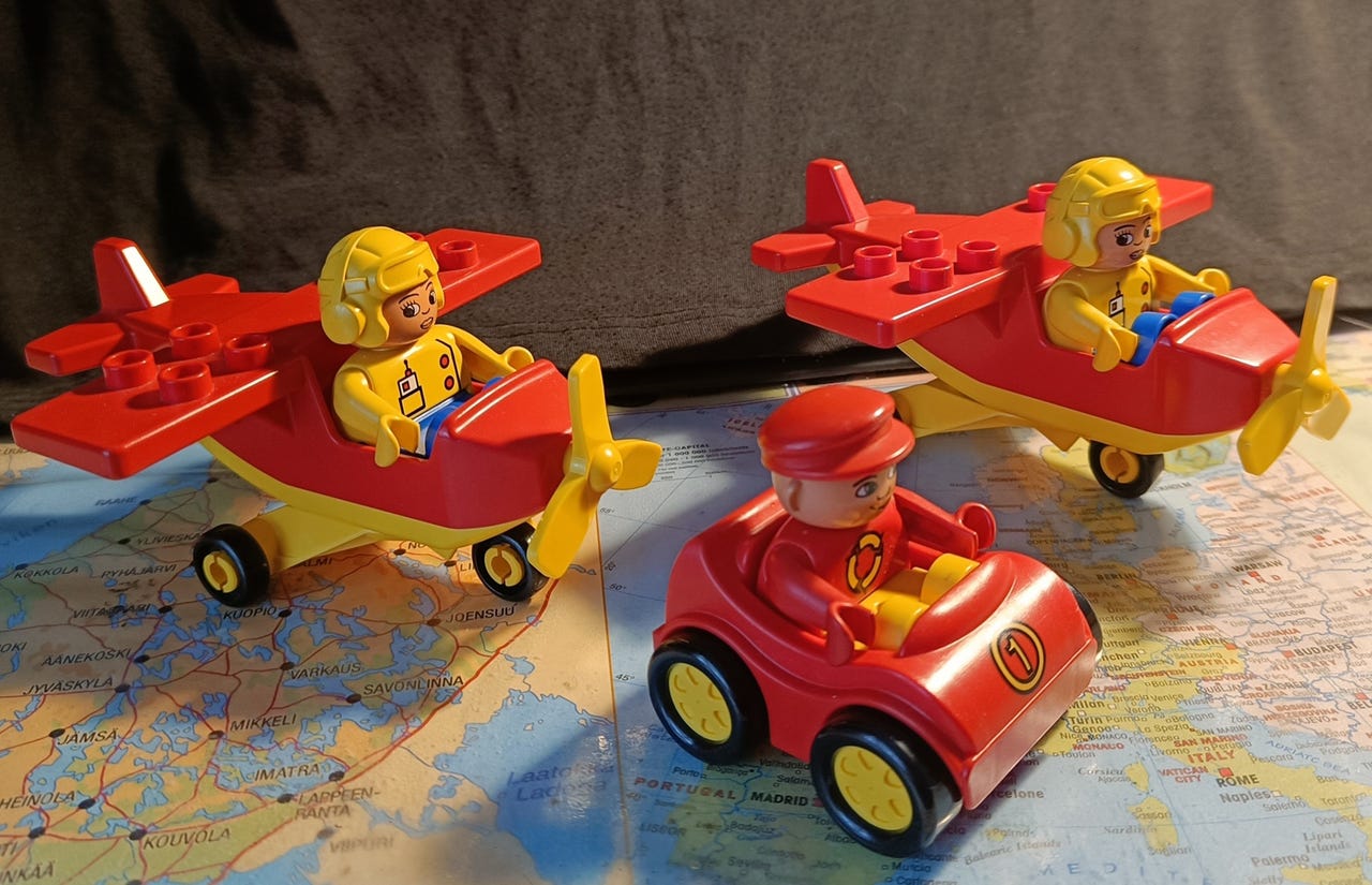 LEGO DUPLO punaiset lentokoneet ja auto hahmoilla
