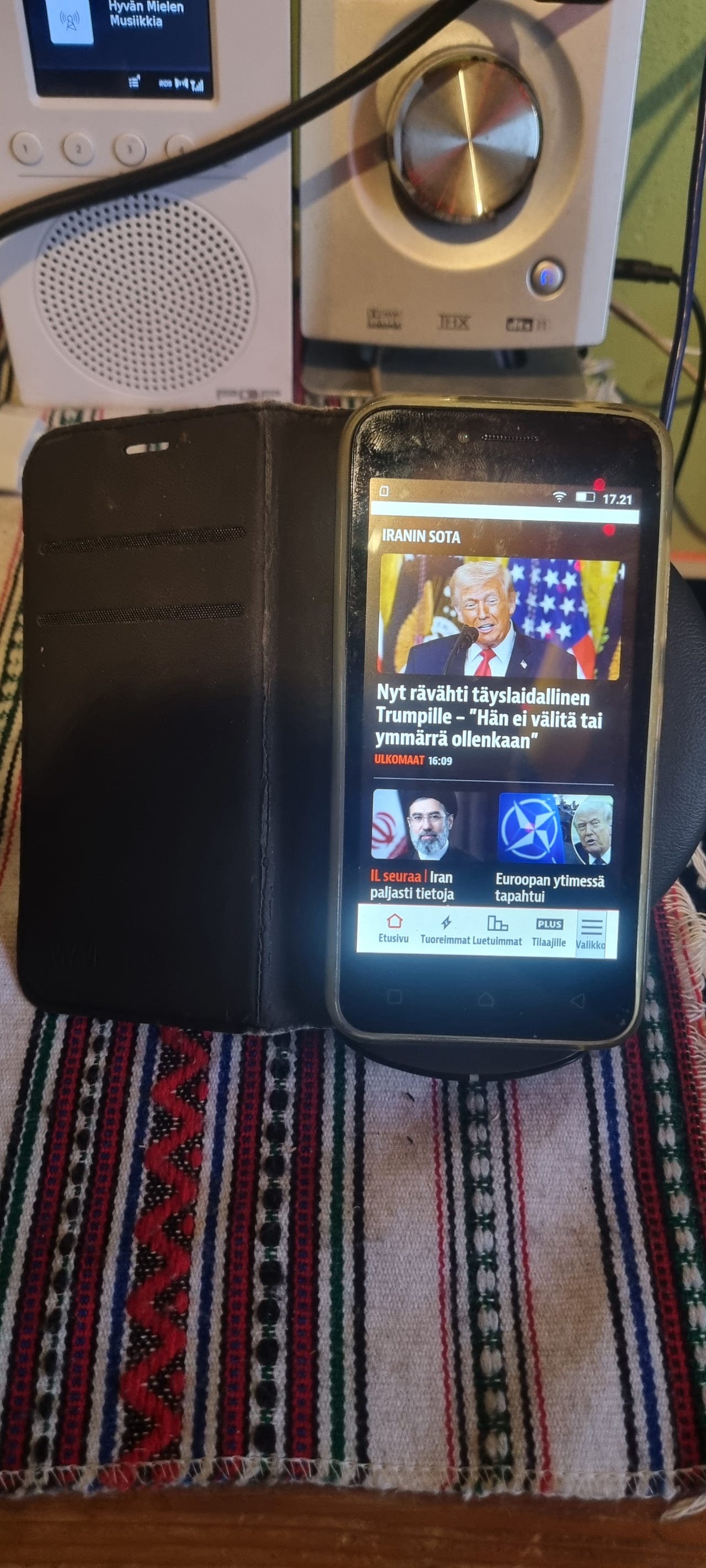 lenovo älypuhelin + laturin johto