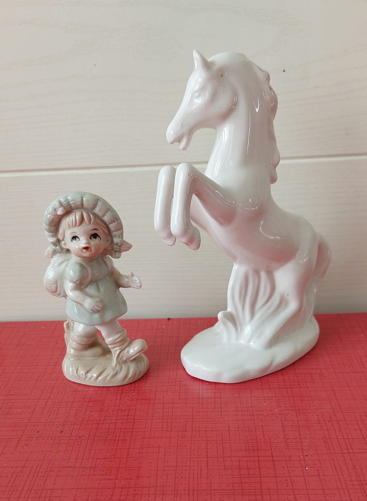 Keraamiset figuurit tyttö ja hevonen