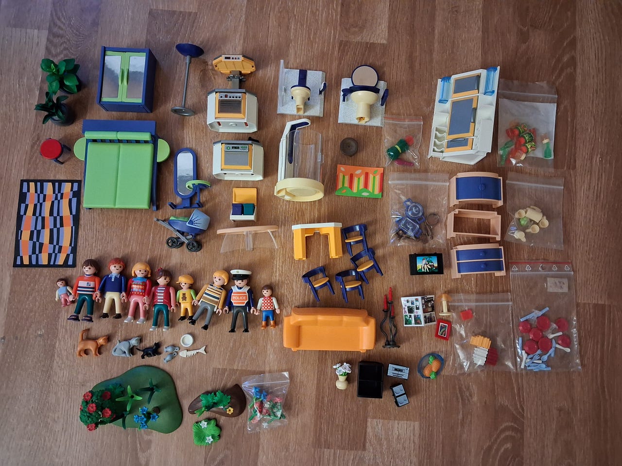 Puuinen nukkekoti ja Playmobil huonekalut