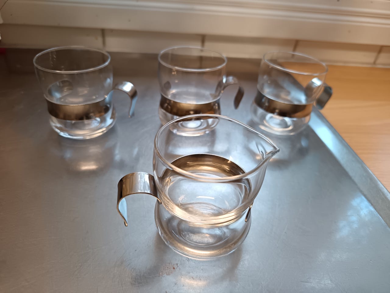 Iittala lasiset kahvikupit ja kermakko metallikahvalla