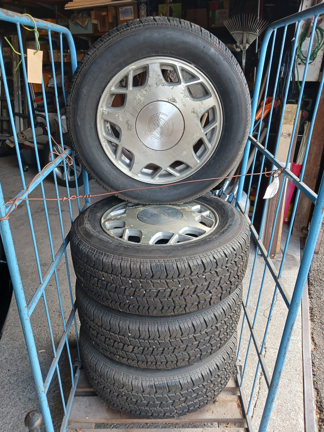 Cadillac -97 aluvanteet hyvillä 225/60R16 renkailla sekä vetari j