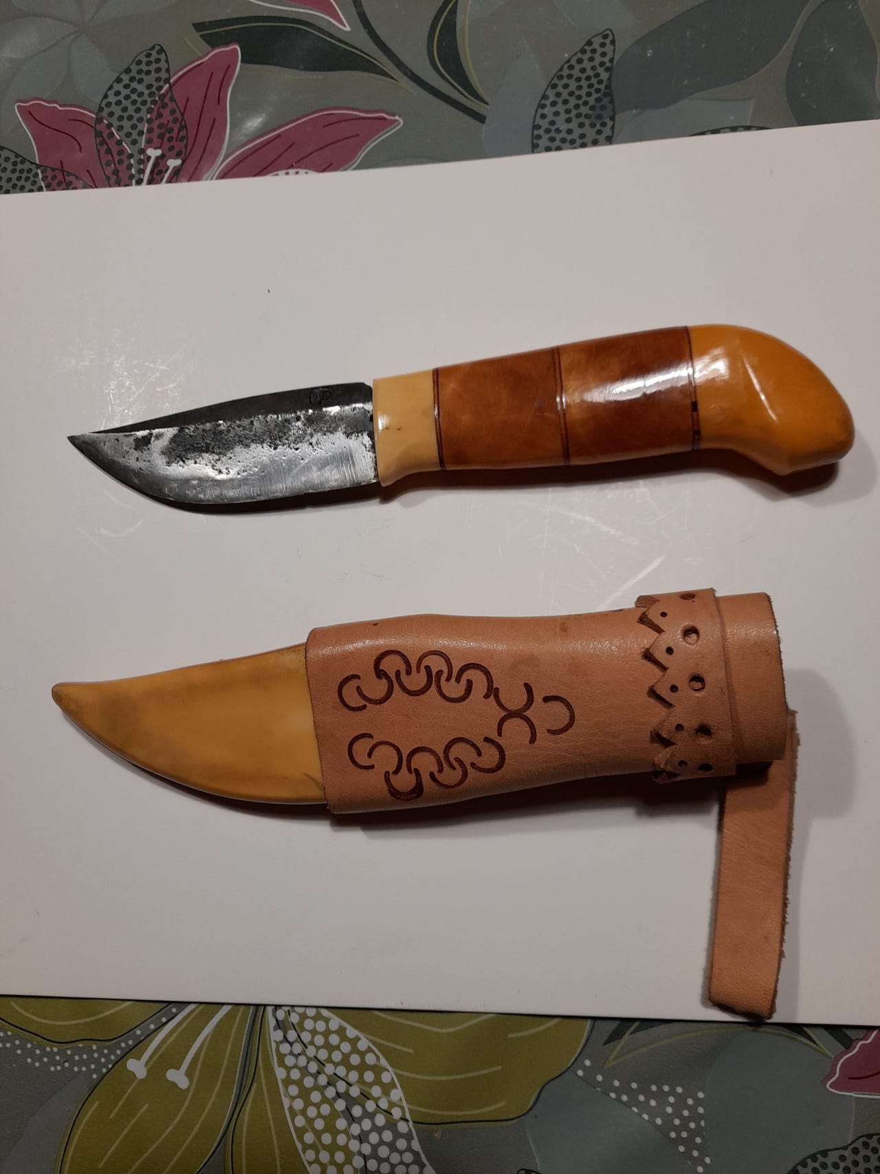 Käsityönä valmistettu puukko ja tuppi,terä käsin taottu.