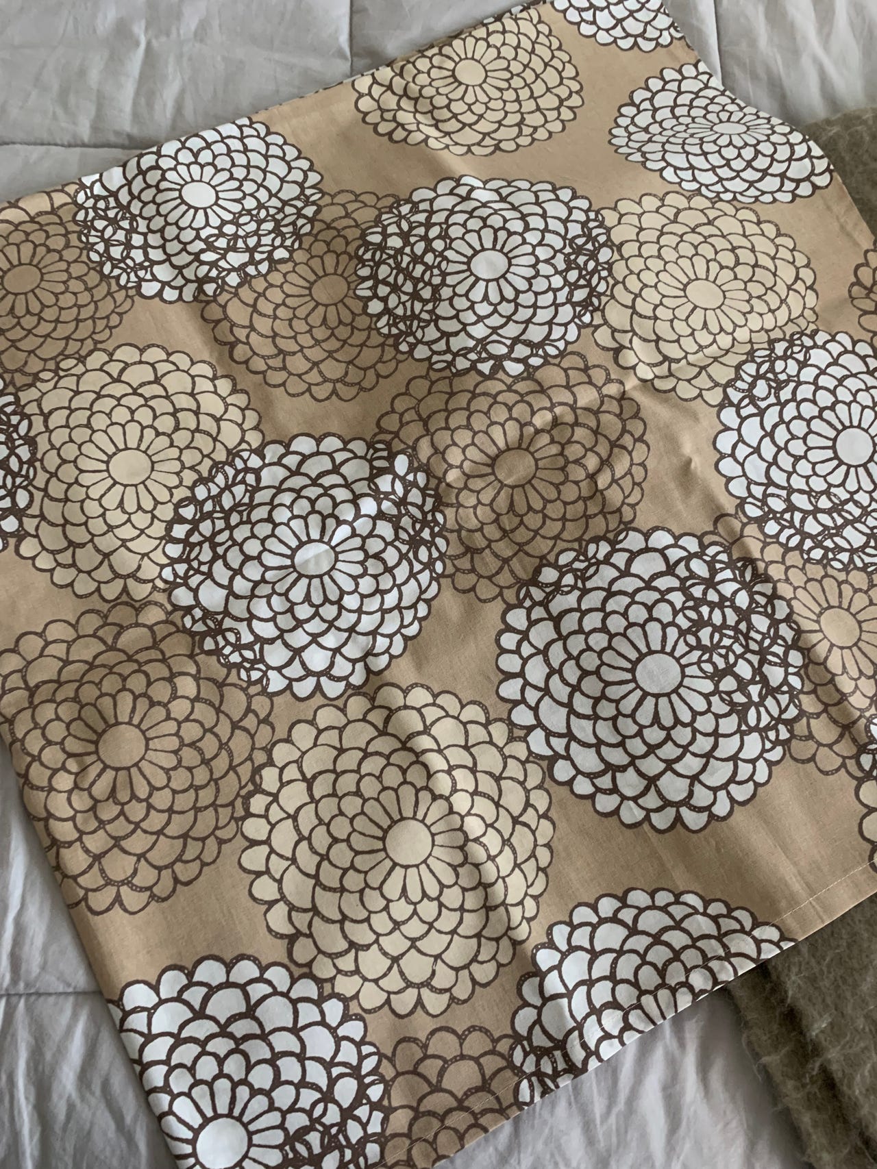 Anno Collection pöytäliina beige kukkakuvio